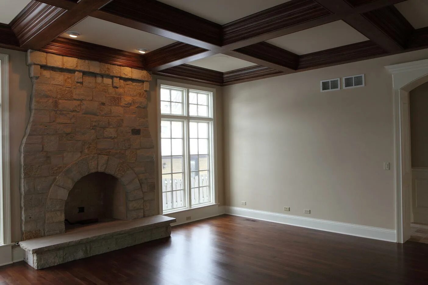 Металлические колонны в интерьере. Фальшбалки лофт. Отделка потолка. Помещение с балкой. "лофт".