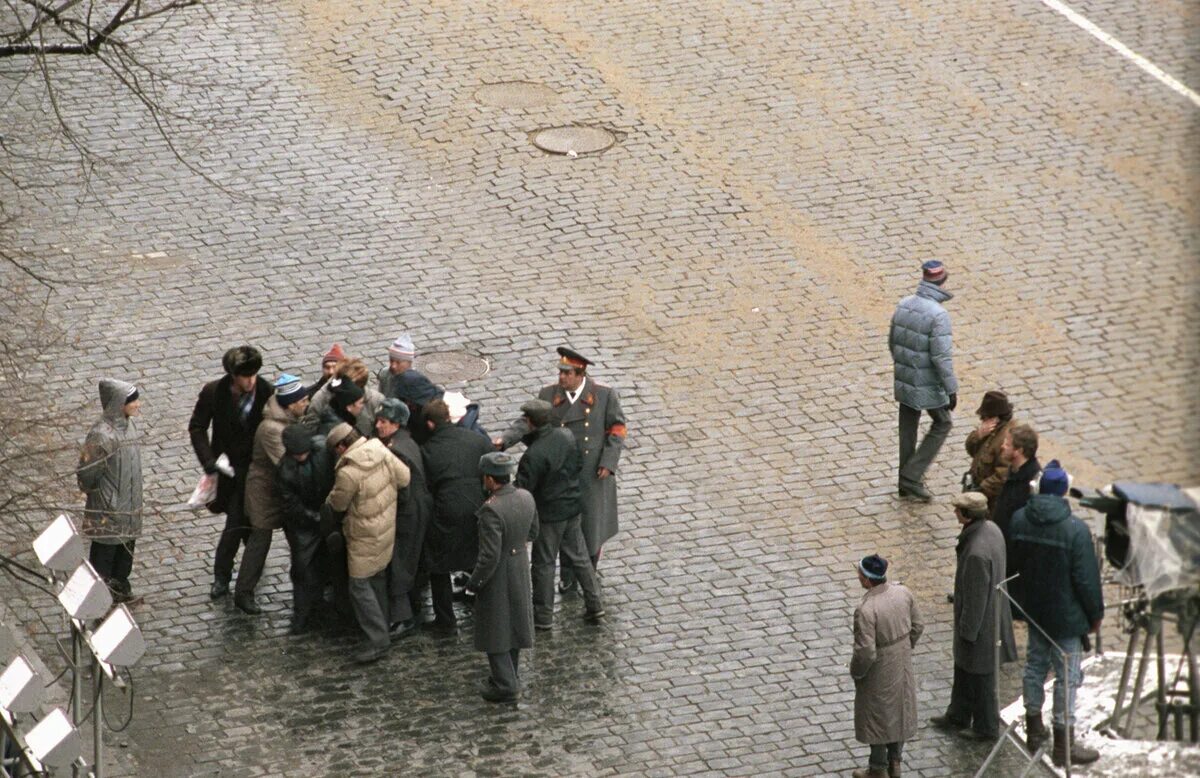 Покушение на Горбачева 7 ноября 1990. Покушение на Горбачева на красной площади. Шмонов стрелял в Горбачева. Покушение на горбачева