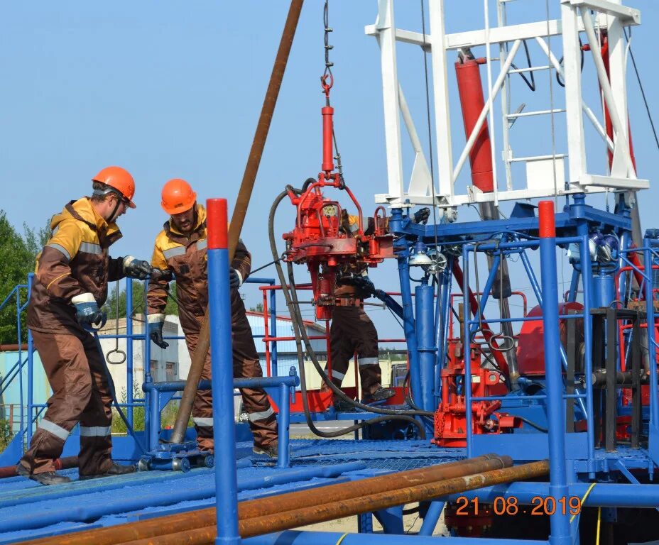 Вакансий помощник буровой установки. Помощник бурильщика КРС Роснефть. ПРС нефтяных скважин. КРС нефтяных скважин помбуры в нефти. КРС И ПРС скважин.