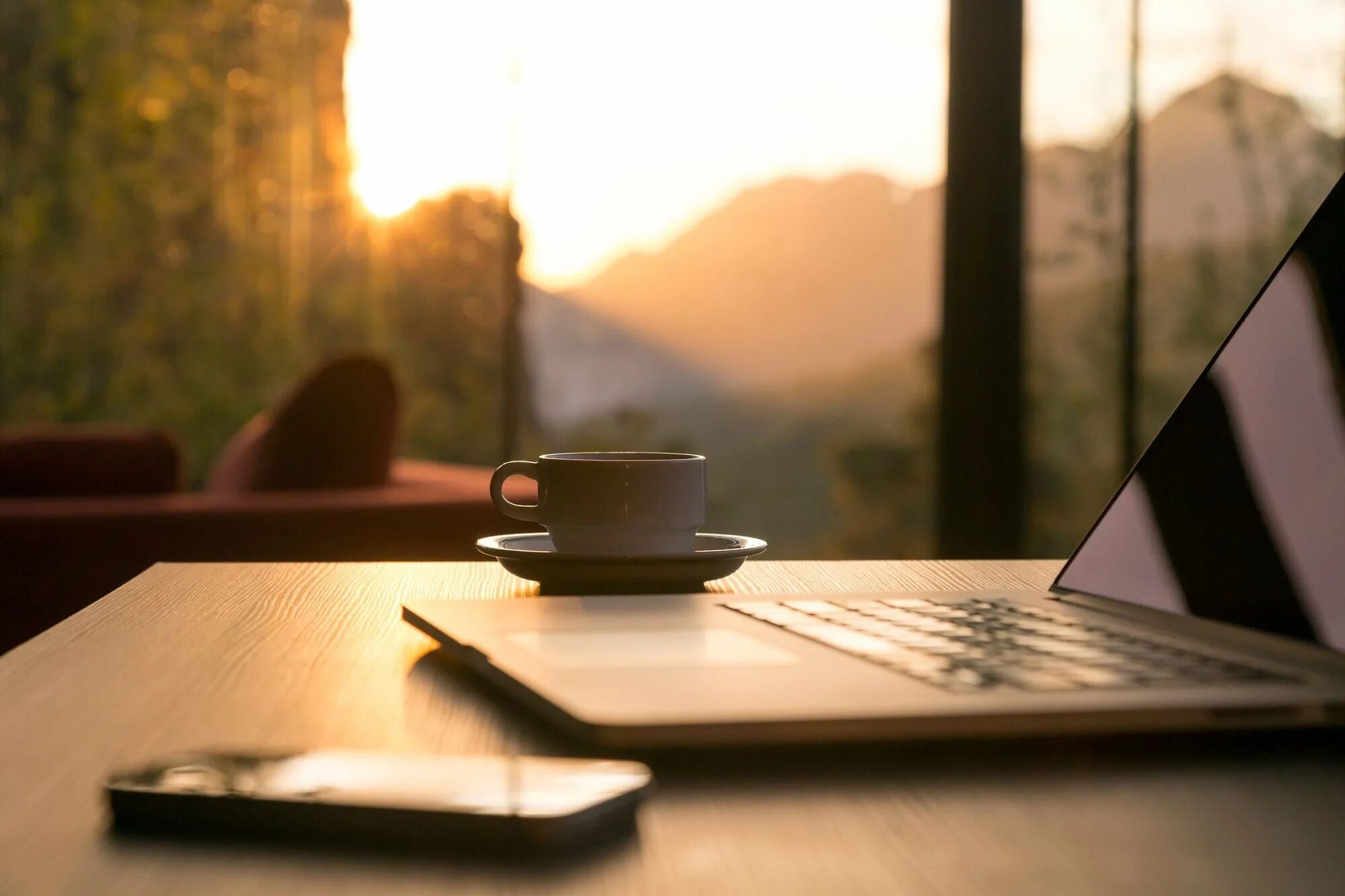 На столе стоят 20 кружек с кофе. Чашка кофе на столе. Ноутбук и кофе. Стол для ноутбука. Ноутбук и чашка кофе.