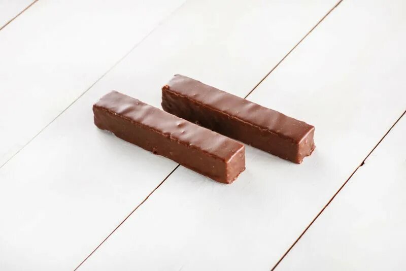 Две шоколадки. Апен голд двойной шоколад. Onlyfit протеиновый батончик с карамелью. Двойные шоколадки. Шоколадные палочки.