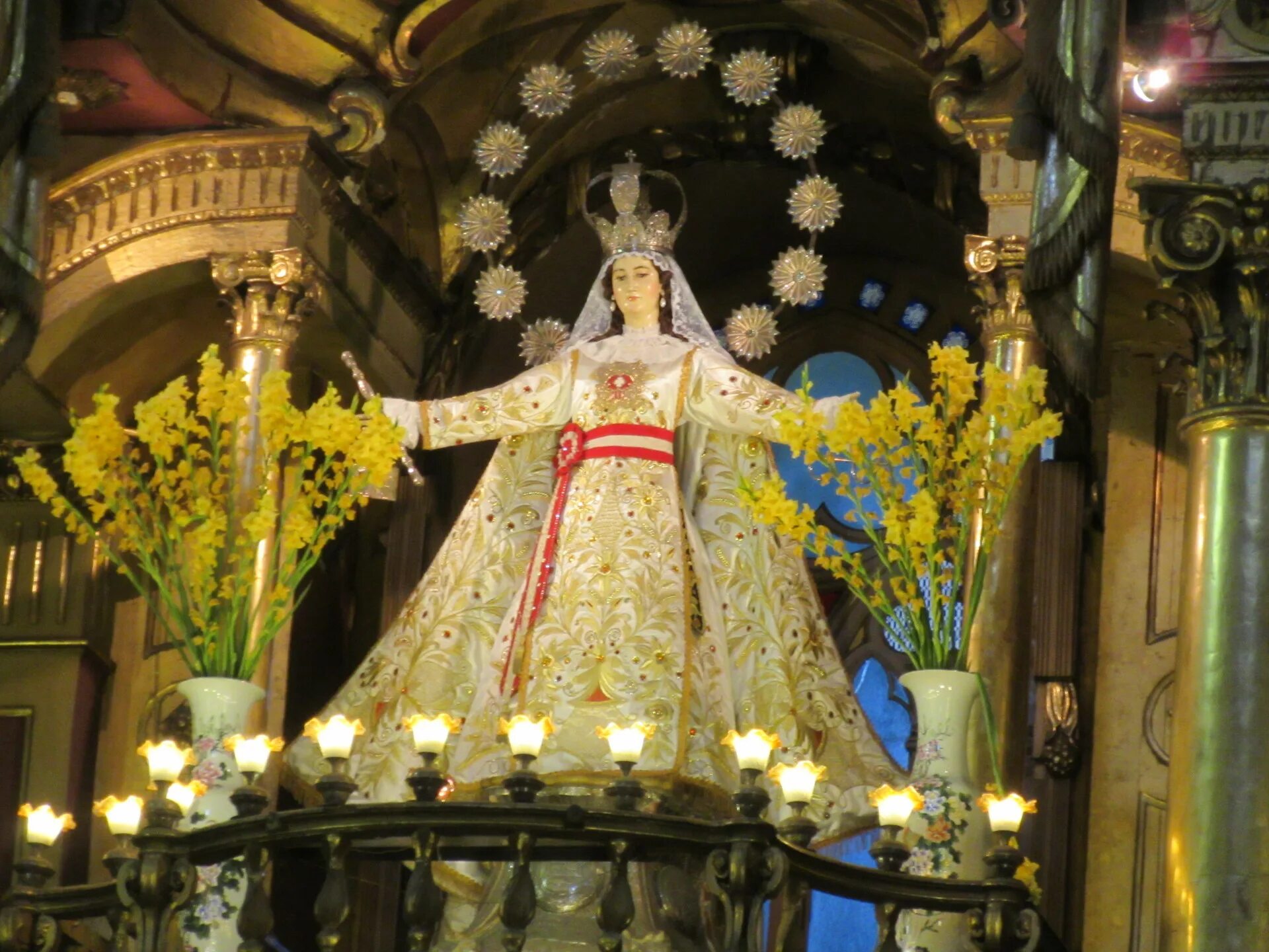 La virgen de la. Лима Церковь Virgen Milagrosa. Алтарь Татибана. Церкви «Iglesia de la Virgen Milagrosa». Церкви «Iglesia de la Virgen Milagrosa» Лима.