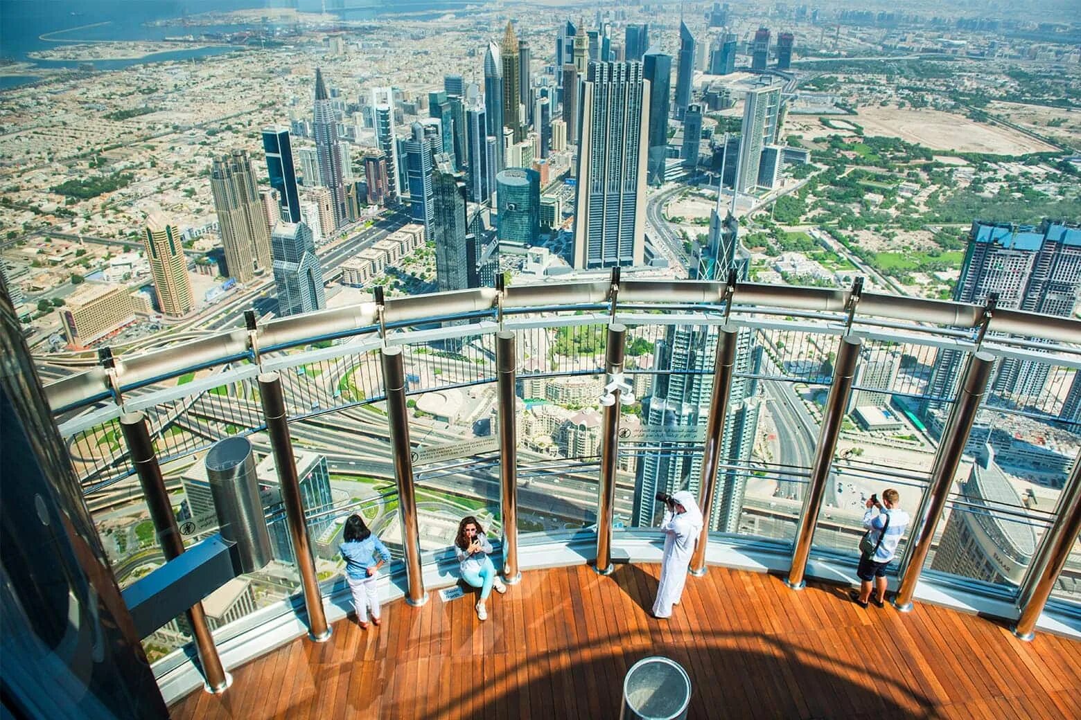 Бурдж халифа экскурсия цена. Смотровая площадка. Дубай с высоты. Дубай рамка смотровая площадка. Высотка в Дубае высота.