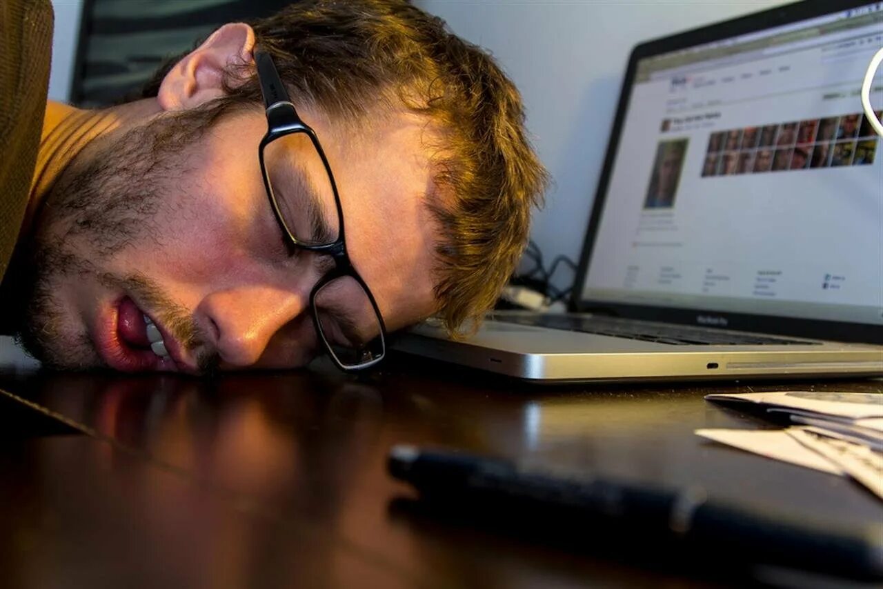Интернет устал. Фото уставшего человека. Уставший программист. Устал за компьютером. Уснул за компом.