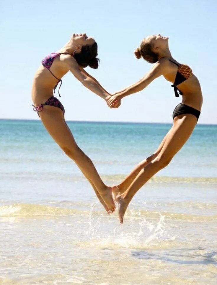 Девушки в кафе за столом. Росс и рейчел. Hot a friend. Подружки на пляже. Гиф подружки обнимаются.
