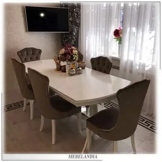 Бежевая кухня со стульями