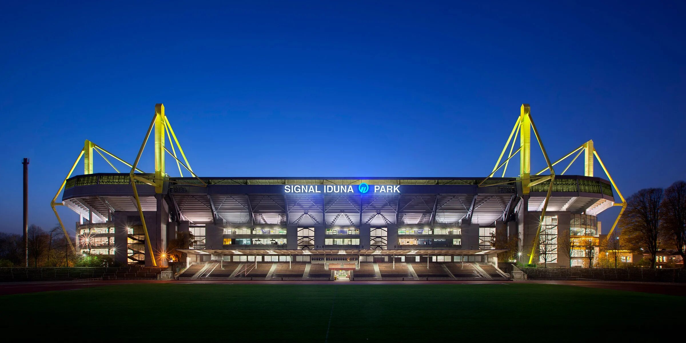 Signal iduna. Стадион сигнал идуна парк дортмунд. signal iduna park весна. дортмунд красивые здания и сооружения. парк дортмунд великобритания.