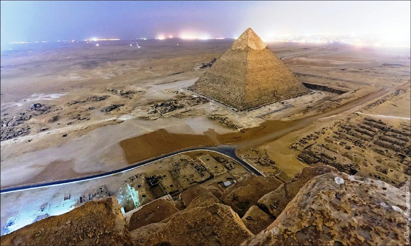 В какой стране находятся пирамиды. Плато Гиза Египет. Пирамида Хуфу Египет. Пирамиды Гизы (Каир). Пирамида Хеопса, Великая пирамида Гизы.
