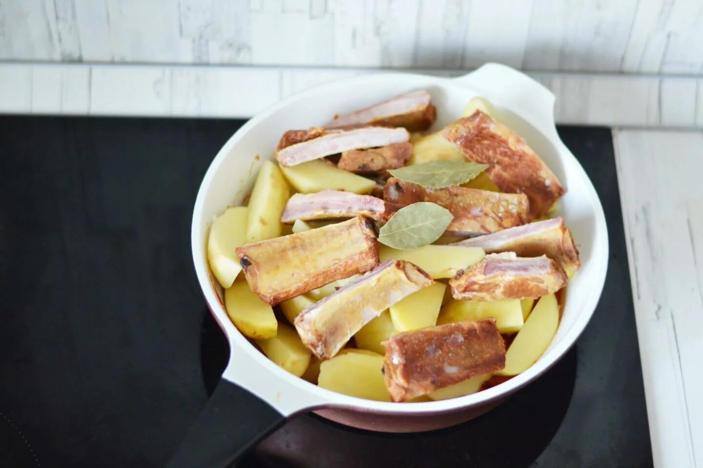 тушеная картошка с копчеными ребрами. картофель с копчеными ребрышками. картошка с копчеными ребрышками тушеная. тушеная картошка с копчеными ребрышками в кастрюле. картошка с копчеными ребрышками тушеная.