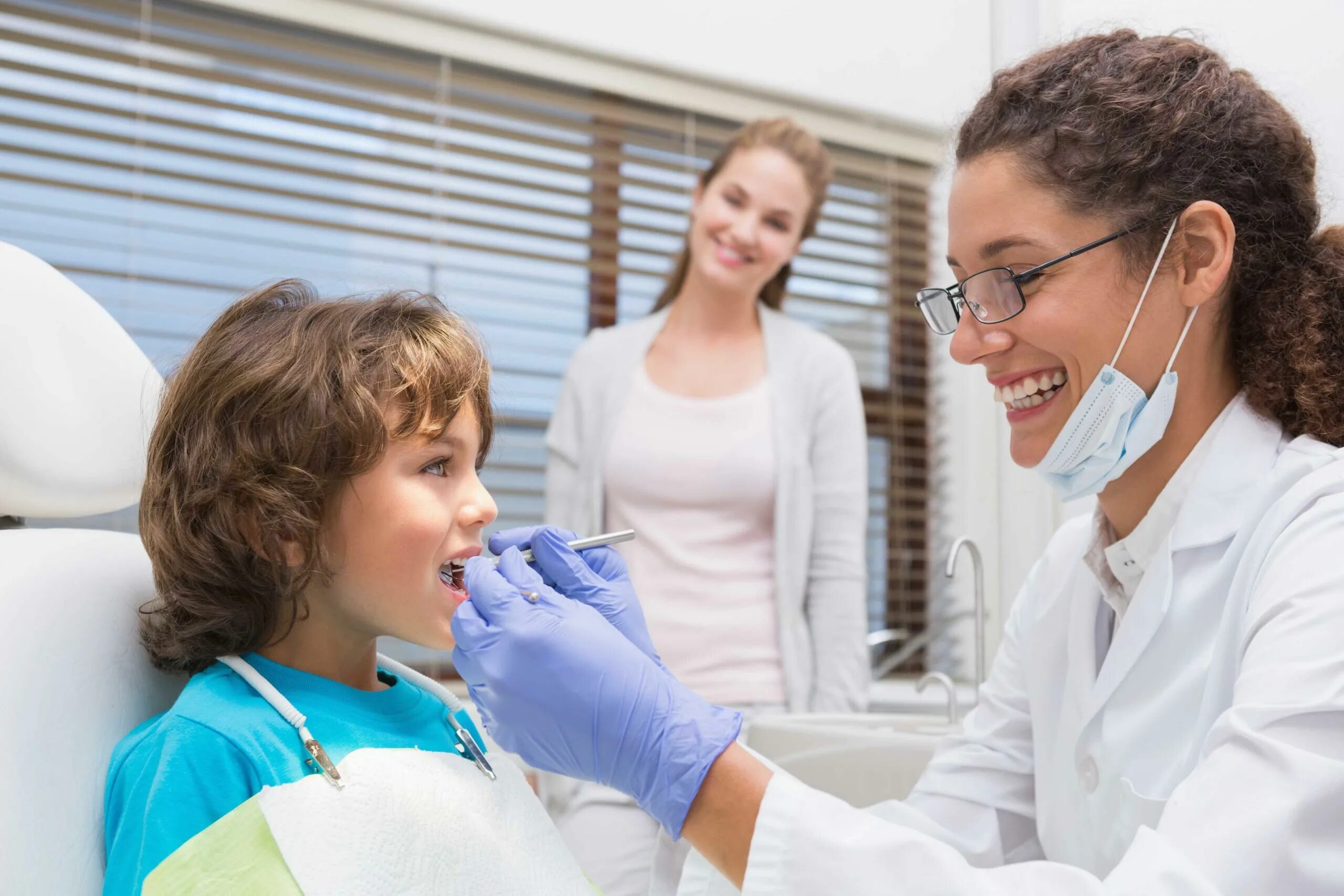 Стоматология дети. Подросток в стоматологии. Ребенок у стоматолога. Стоматология фотографии.