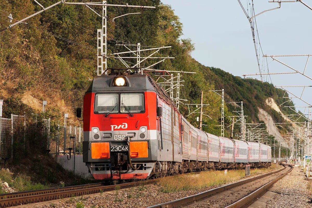 вл 10 пассажирский сочи. 2эс4к туапсе. 2эс4к северо кавказского жд. 2эс4к туапсе. депо адлер поезд.