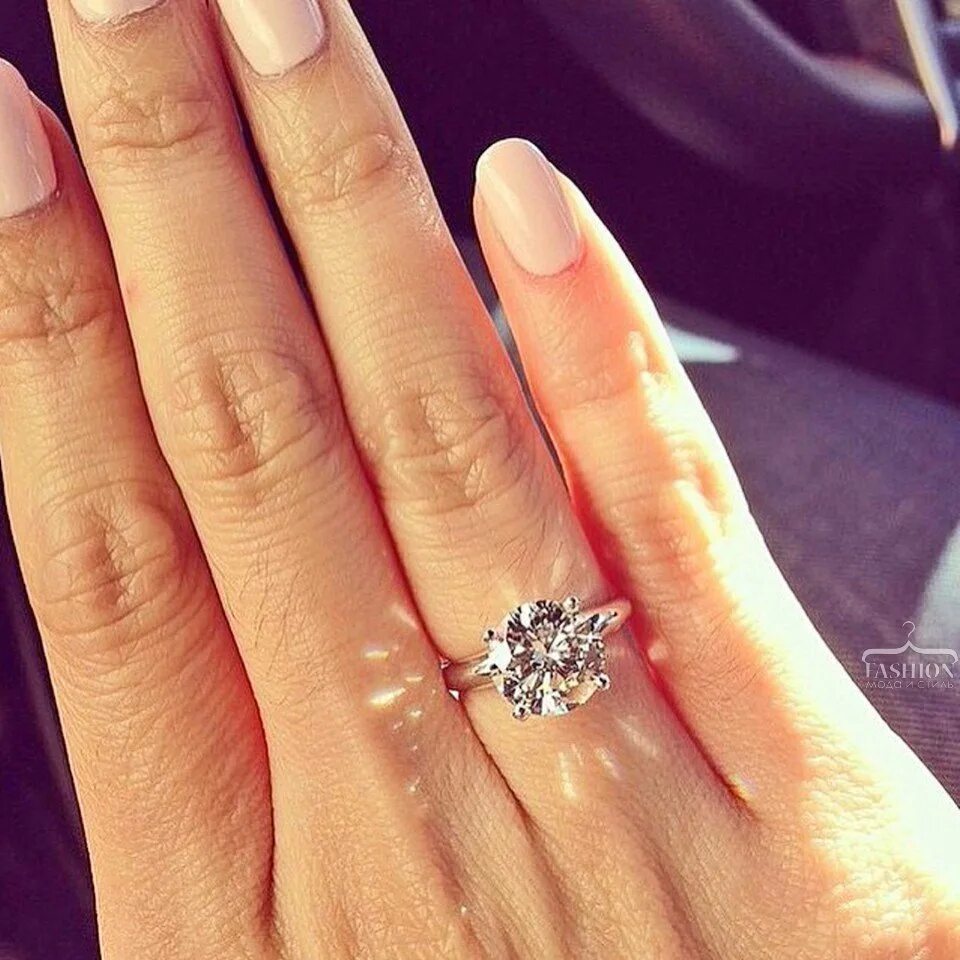 Красивое кольцо на палец. Барбара Палвин помолвочное кольцо. Красивое помолвочное кольцо. Красивые кольца. Бриллиантовое кольцо на руке.
