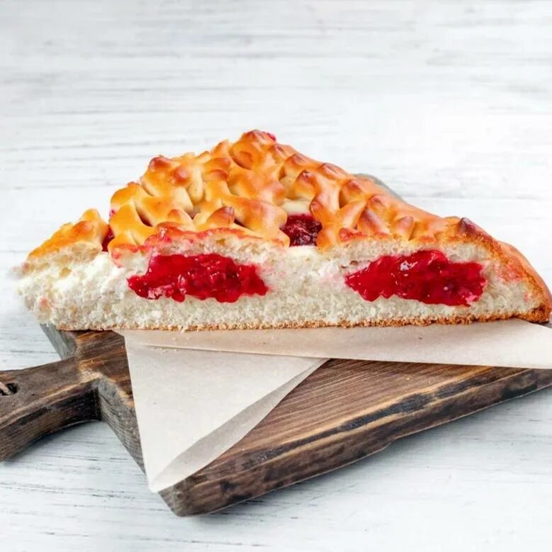 Пироги по коми. Черничный пирог шарлиз. Красивый аппетитный пирог. Вишневый пирог твин пикс. Торт кростата ягодная.