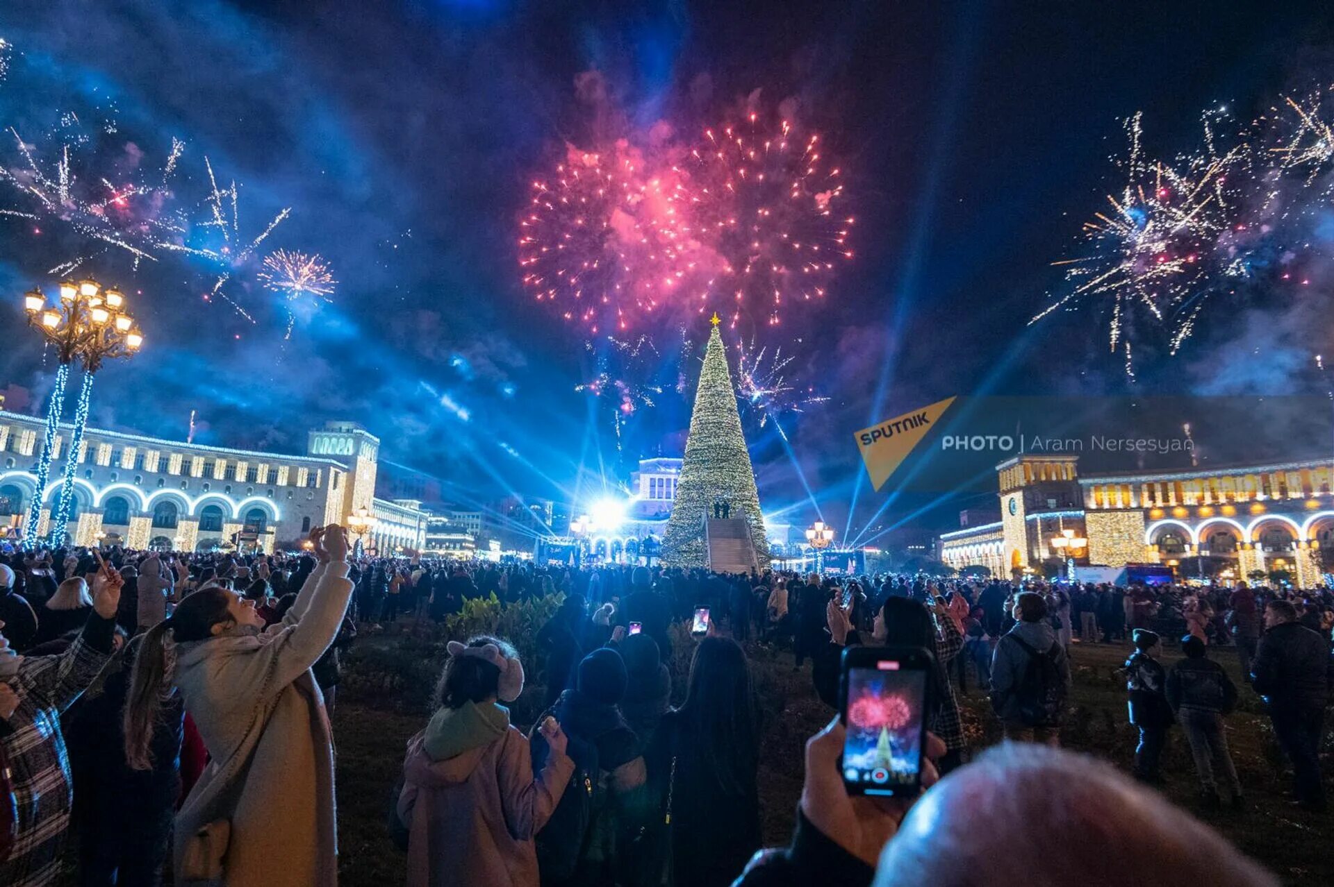 Пасха в 2024 в ереване. Главная елка в Ереване. Площадь Республики Ереван елка. Новогодняя елка в Ереване. Главная елка Еревана 2022.