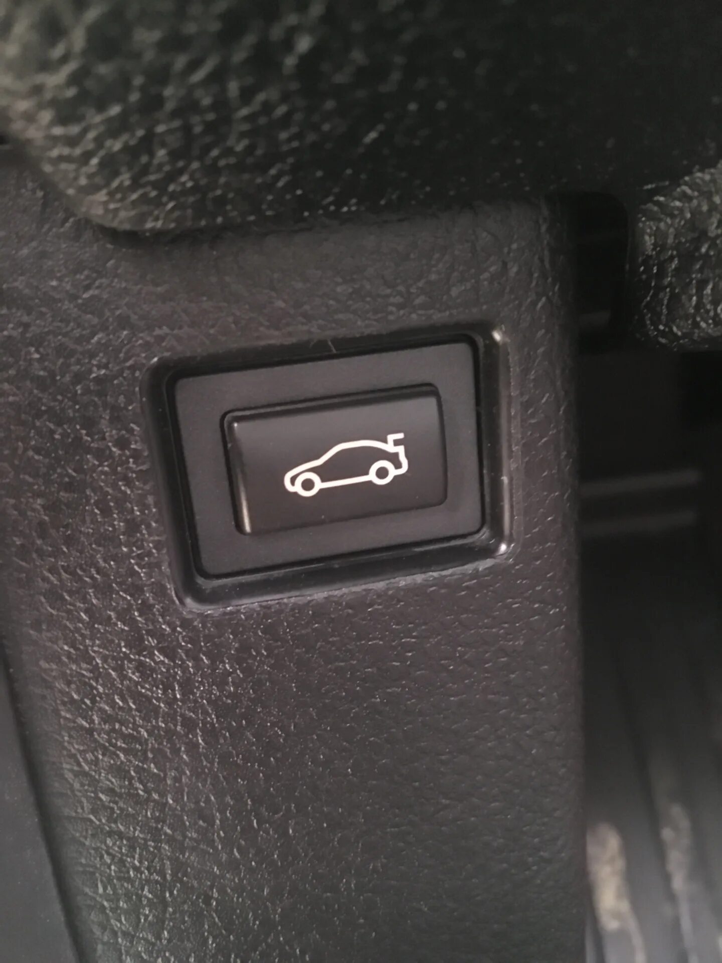 Кнопкой открыть в новом. VW t6 кнопка открывания багажника. Кнопка открытия багажника Volkswagen t6. Кнопка открывания багажника из салона VW t6. Кнопка открывания багажника Приора 2 квадратная.