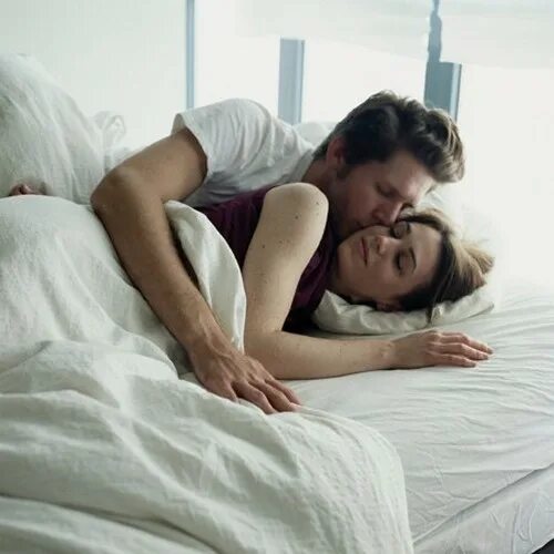 Объятия в постели. Проснуться с любимым. Просыпаться утром с любимой. Просыпаться с любимым человеком.