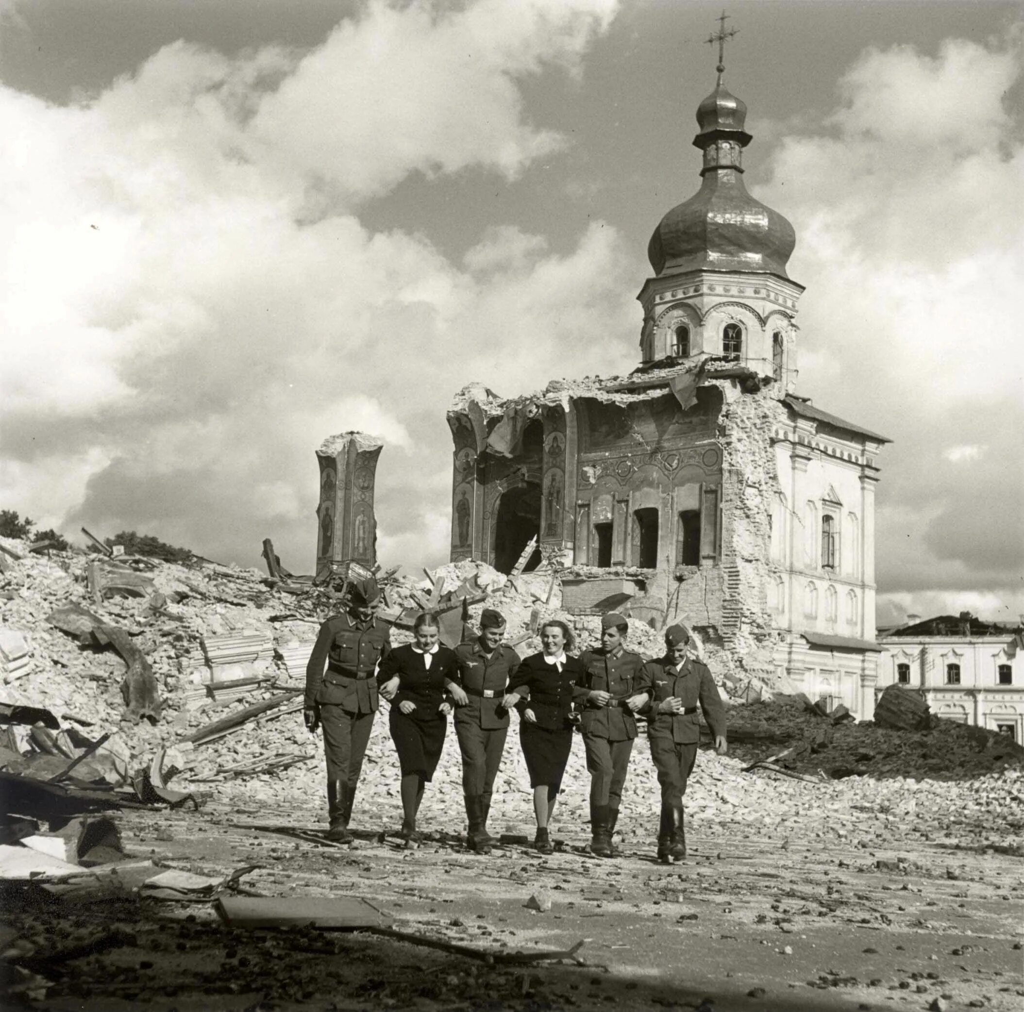 Православная церковь в великую отечественную войну. 1941 в киево-печерской лавре взорван успенский собор. русская православная церковь в годы вов 1941-1945. война киев 1941 годы оккупации. киево-печерская лавра вторая мировая война.