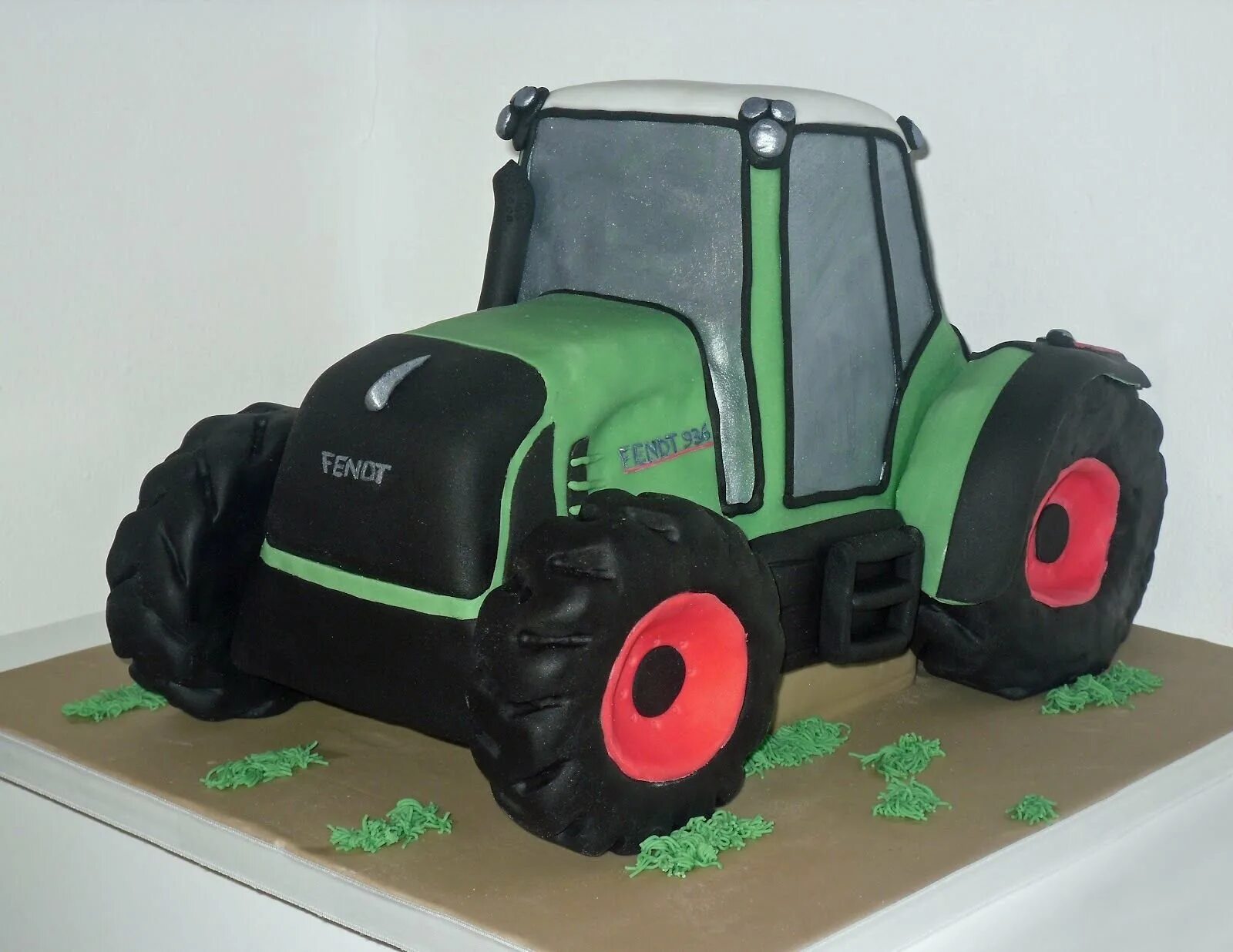 Торты тракторы фото. Торт с трактором Fendt. Т150 трактор торт. Детский торт с трактором. 3д торт трактор.