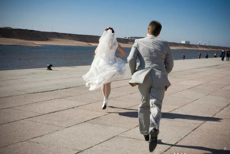 Невеста убегает. Сбежавшая невеста. Невеста сбежала со свадьбы. Жених бежит.