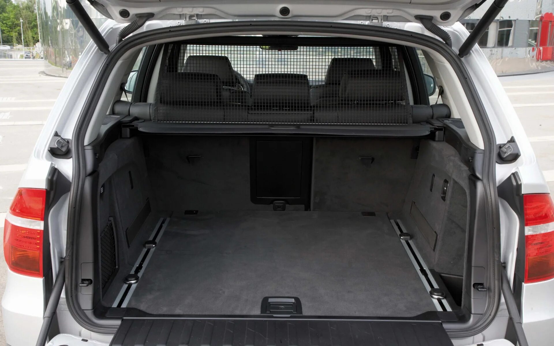 Bmw x5 2021 багажник. Bmw x6 e70 багажник. Bmw x5 e70 багажник. X5 e53 багажник. Bmw x7 третий ряд сидений.