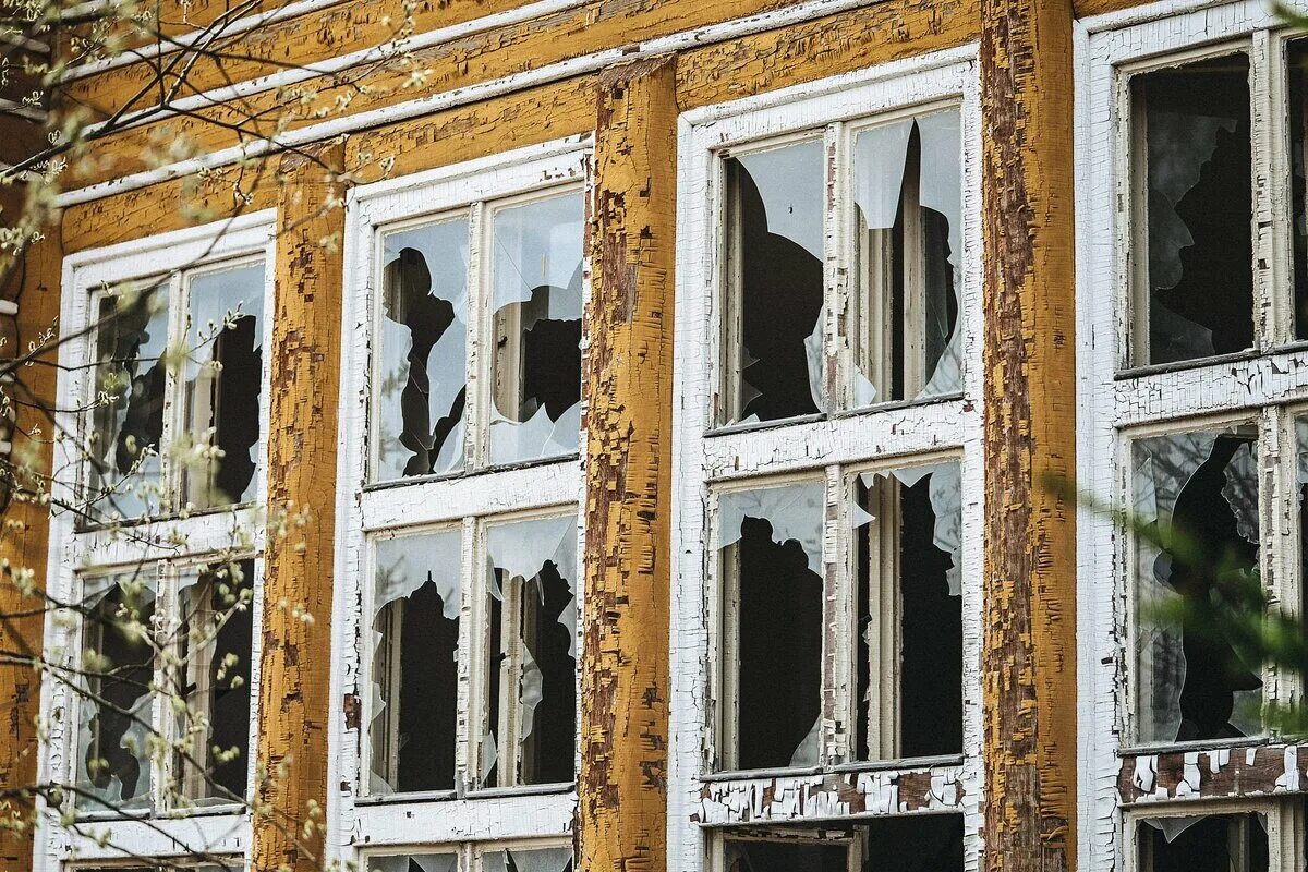 Разрушенное окно. Теория разбитых окон Нью-Йорк. Разбитое окно. Разбитые окна. Разбитые окна здание.