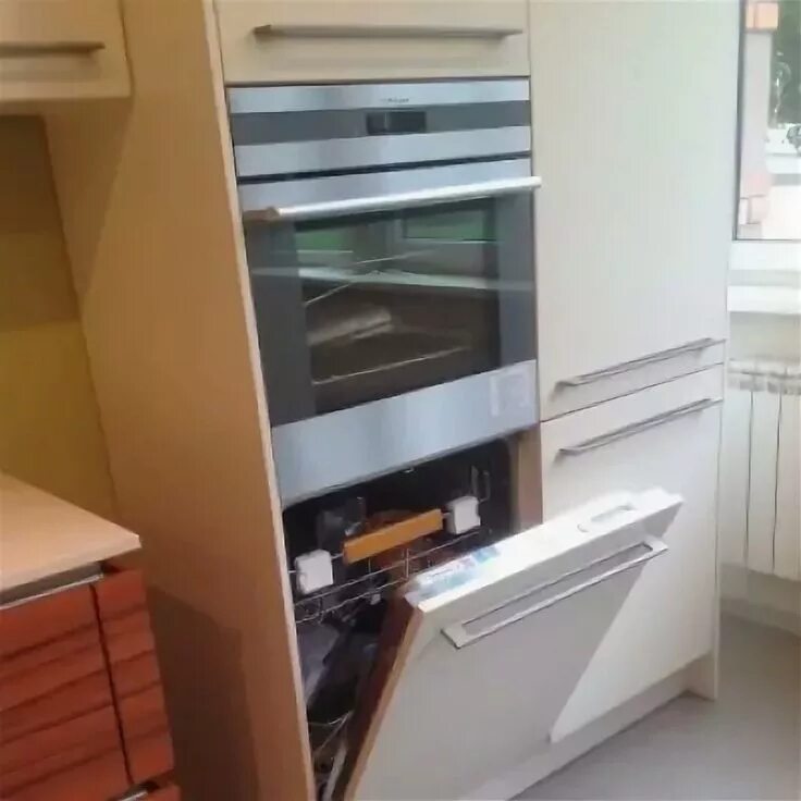 Пенал с посудомойкой и духовкой и микроволновкой. Пенал с посудомойкой и духовкой. Встроенная посудомойка под духовкой. Встроенная посудомоечная машина в пенал. Посудомоечная под духовым шкафом.