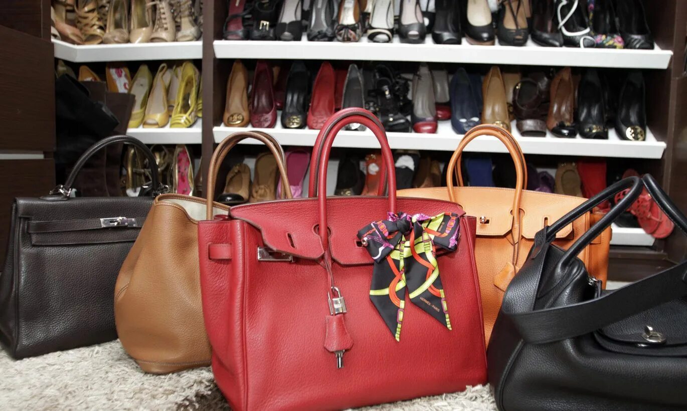 Сайт списанных брендовых вещей. Брендовая одежда и обувь. Секонд хенд брендовые вещи. Рынок одежды. Фирменные вещи.