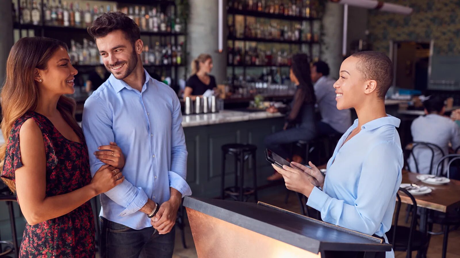 Девушка ужинает в ресторане. Ужин с друзьями. Waiters ресторан. Arrive at a restaurant. We never at the restaurant.