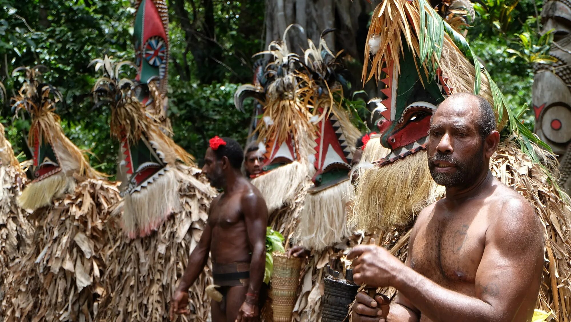 Аборигены меланезии. Истуканы рапа-нуи остров пасхи. Остров кунашир порт. Островной житель. Остров кирибати население.