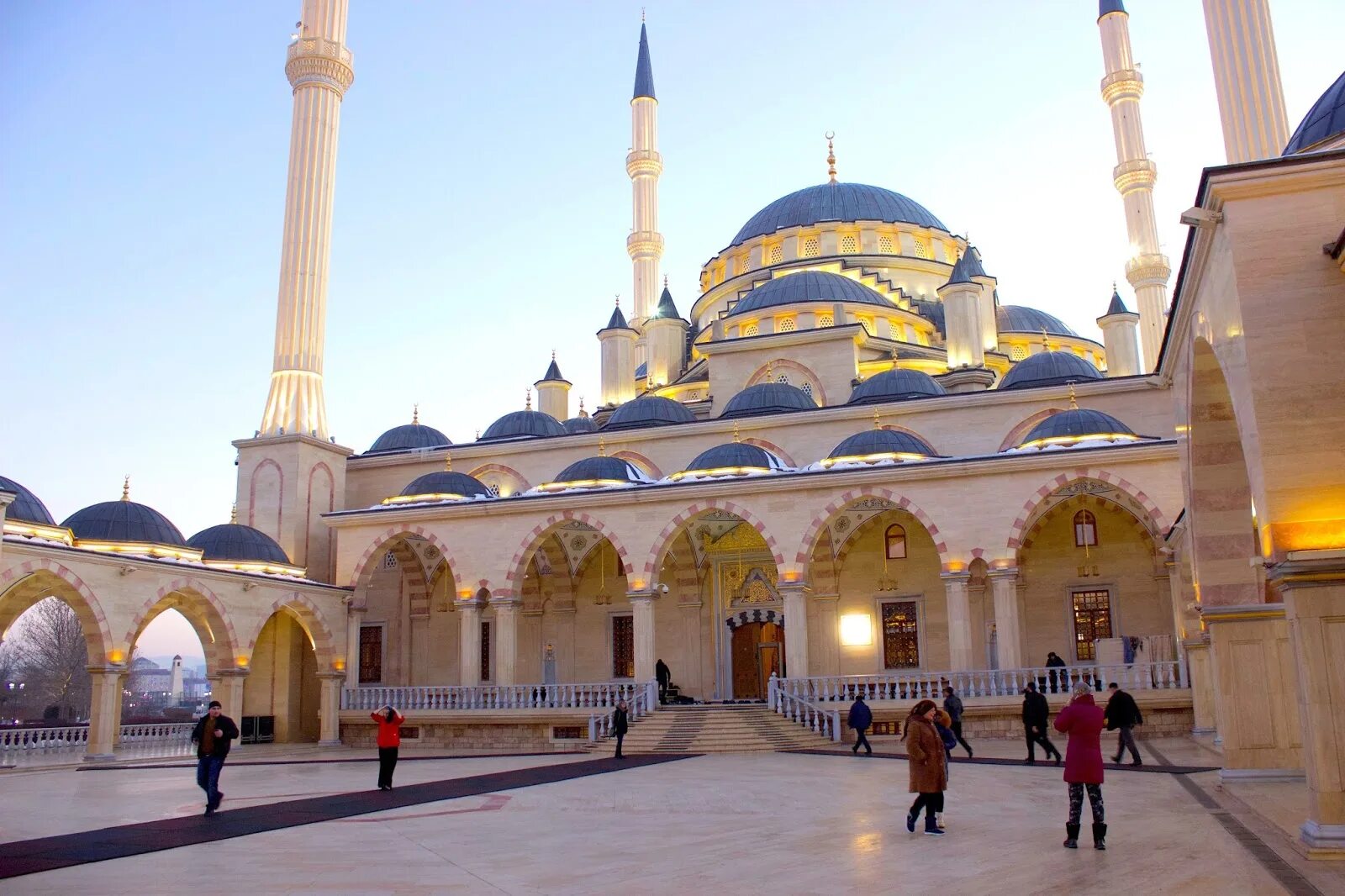 Мечеть в гудермесе фото. Центральная мечеть гудермес. Соборная мечеть в гудермесе. Мечеть имени ташу-хаджи в гудермесе. Гудермес мечеть.