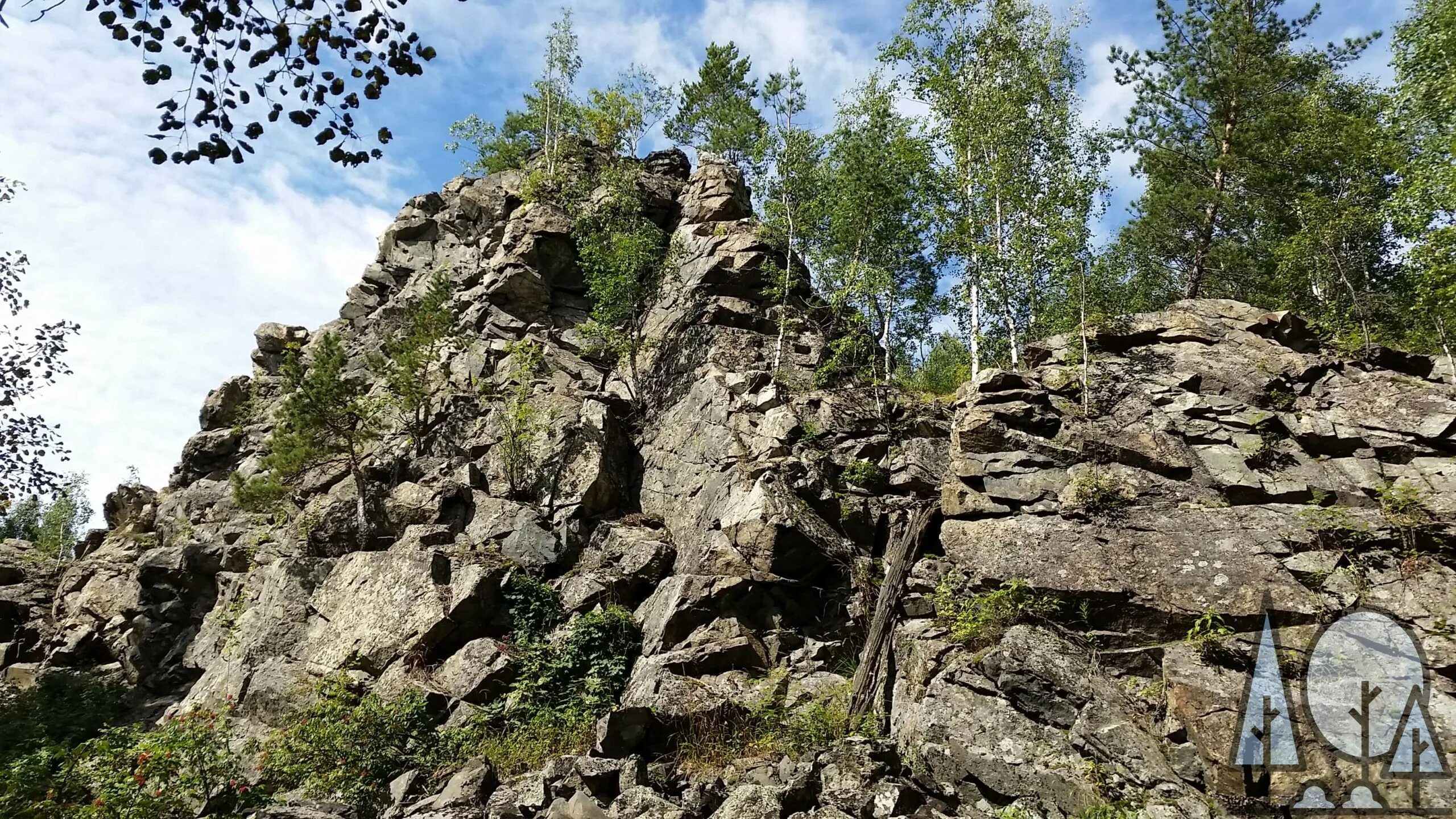 Гора Балабан Дегтярск. Камень Балабан Дегтярск. Балабан (скала). Террикон Дегтярск гора. Какие богатства есть в свердловской области