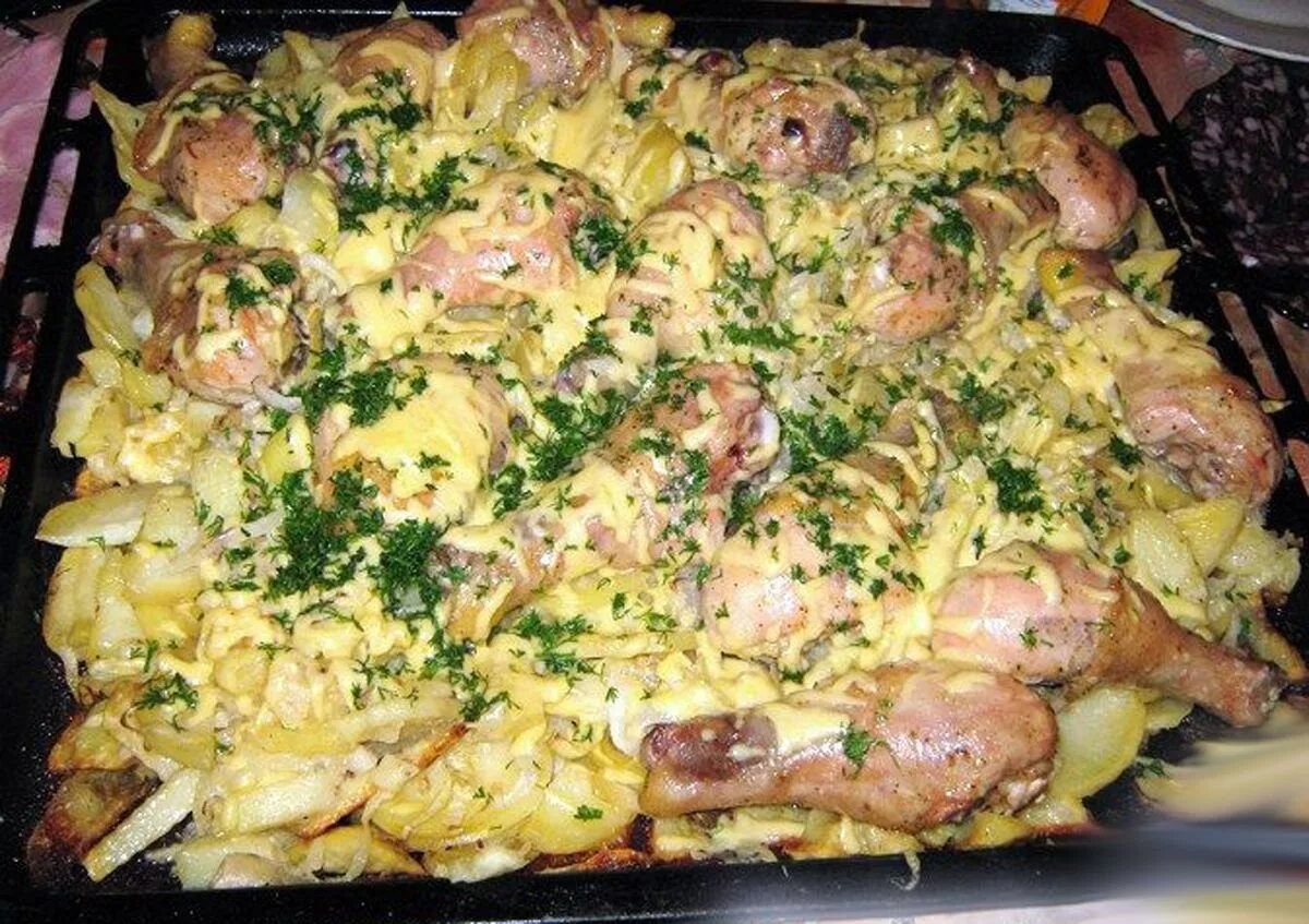 Слоеная картошка. Курица с картошкой в духовке. Слоеная картошка в духовке. Простые блюда из мяса в духовке.