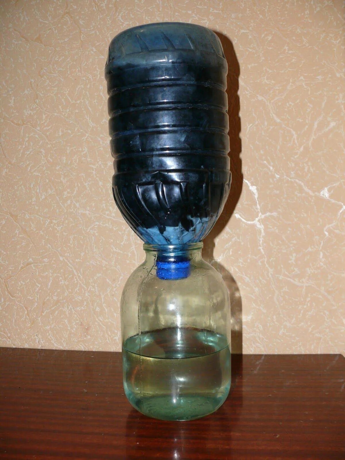 Фильтр своими руками для очистки. Фильтр для воды из бутылки. Фильтр для воды из пластиковой бутылки. Угольный фильтр из бутылки. Фильтр из бутылки для самогона.