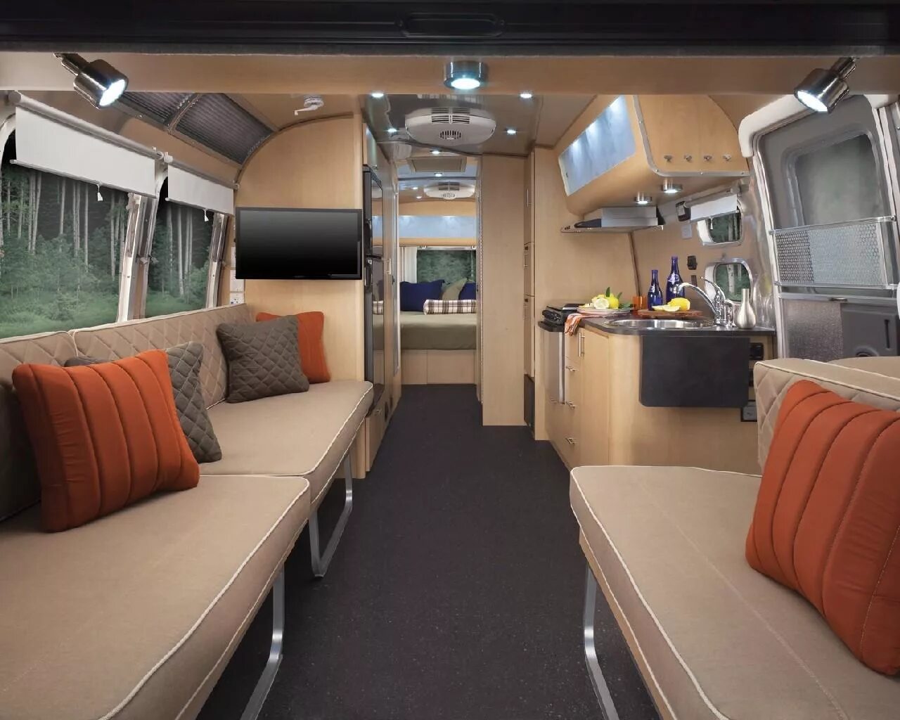 Трейлер через. Airstream фургон. airstream travel trailer. автодом airstream планировка. трейлер airstream.