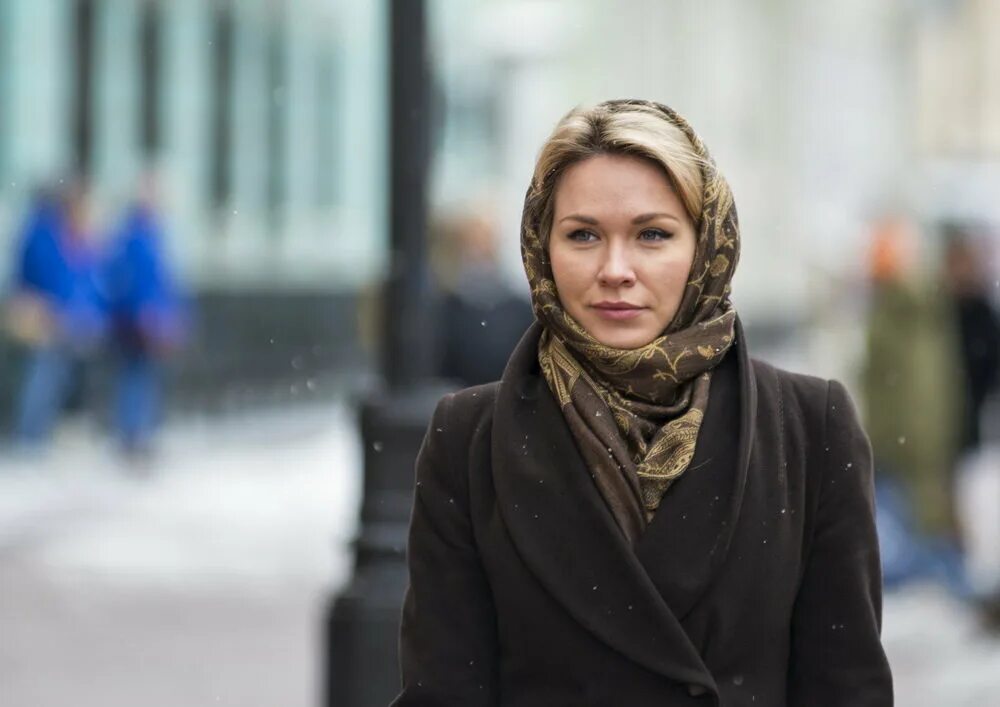 красивые фото людей. неслучайная встреча сериал 2014. люди на улице летом. анна кузина мелодрамы. женщина на улице.