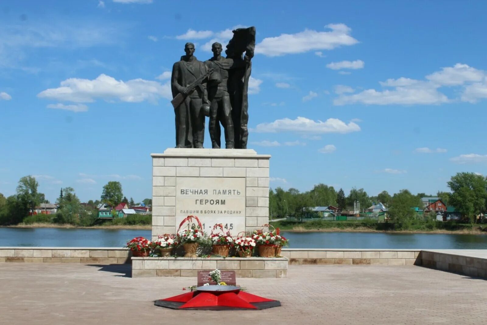 Башкортостан благовещенский сайт. Благовещенск Республика Башкортостан. Благовещенск Республика Башкортостан памятники. Монумент Благовещенск РБ. Мемориал Благовещенск РБ.