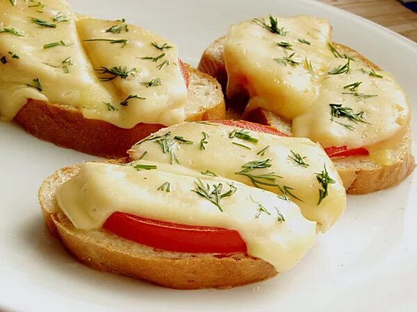 Горячие бутерброды в микроволновке. Горячий бутерброд с сыром. Бутерброды с помидорами и сыром. Горячий бутерброд с колбасой и сыром.