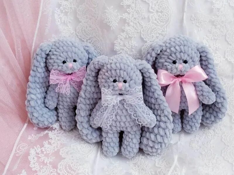 Плюшевый вязаный заяц. Вязаная игрушка заяц. Плюшевый зайка амигуруми. Маленький плюшевый зайчик крючком. Вязаная игрушка плюшевая зайчик.