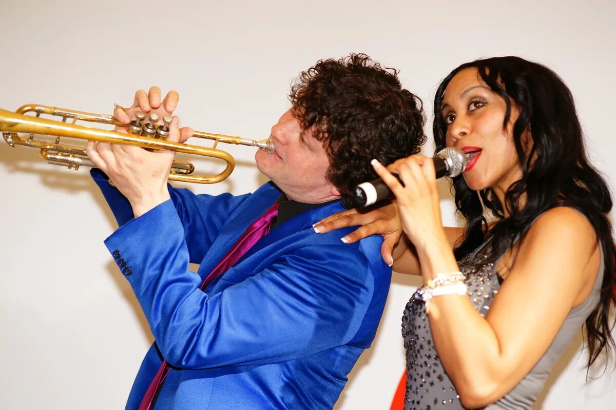 Touch and go исполнитель группа. Ванесса ланкастер touch and go. Группа тач энд гоу. Ванесса ланкастер touch and go. Touch and gone.