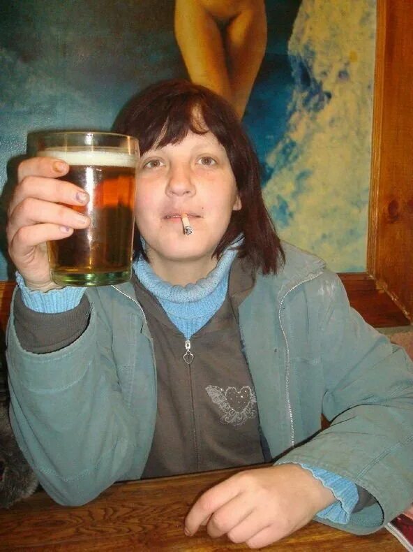 Пьяные деревенские девушки. Гламурные деревенские девушки. Пьяные деревенские девчонки. Сельские подруги в купальниках. Пьяные девушки в соцсетях.