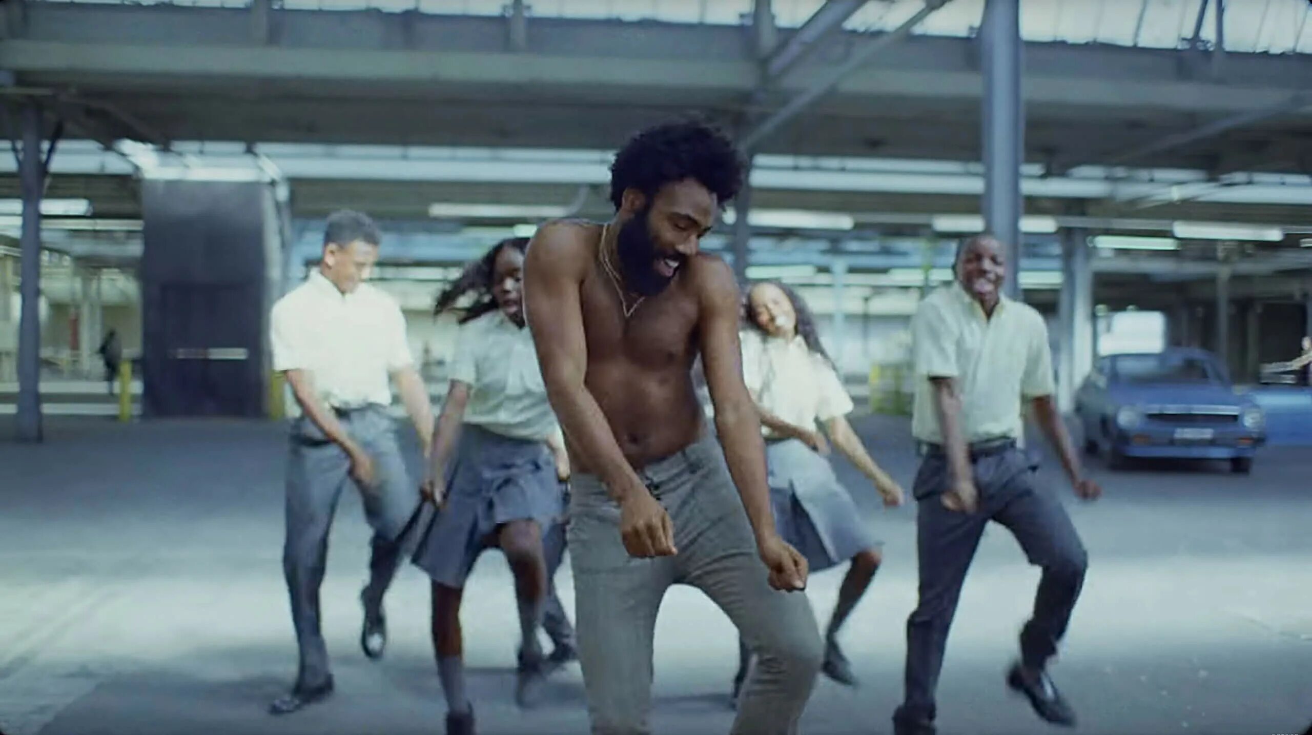 Как называется песня поющего наггетса. Childish Gambino America. Childish Gambino this is America. Брюки Childish Gambino.