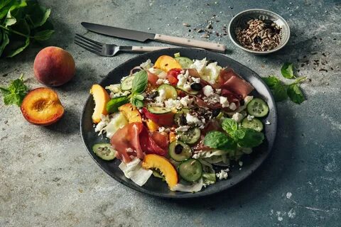Салат с персиками и курицей