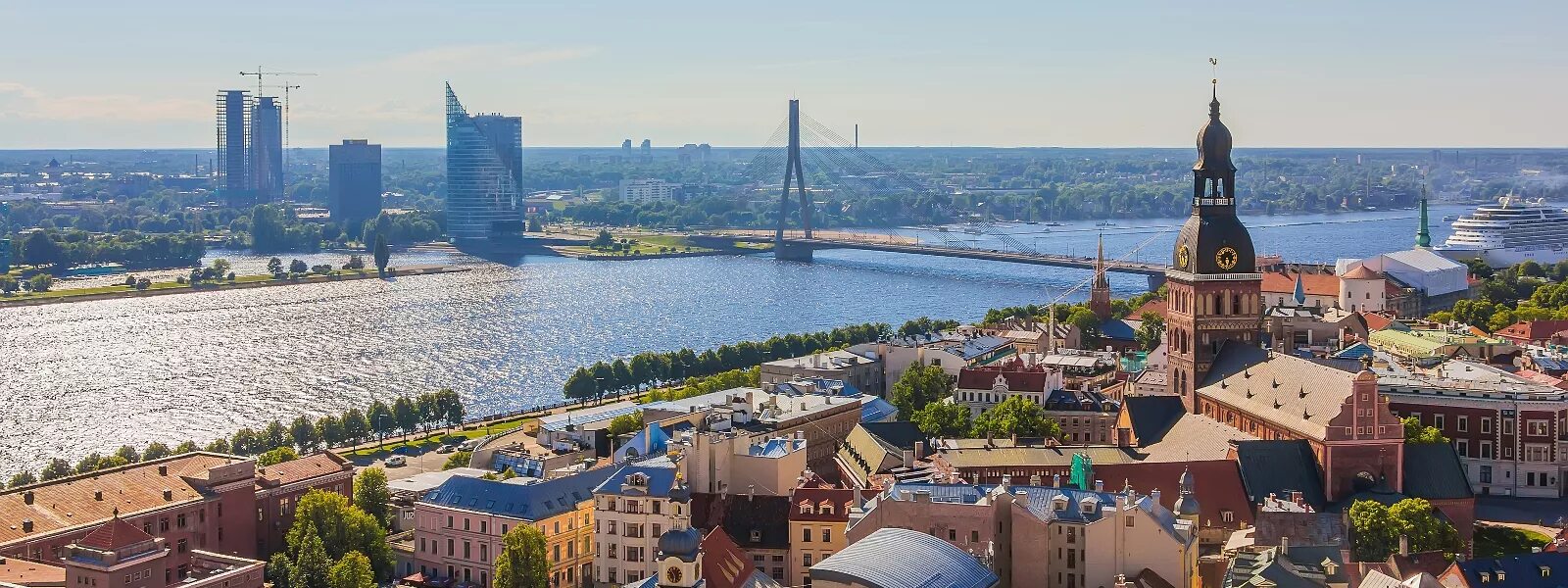 Рига тбилиси. Город Рига Латвия. Латвия панорама. Исторический центр Риги Латвия. Рига левый берег.