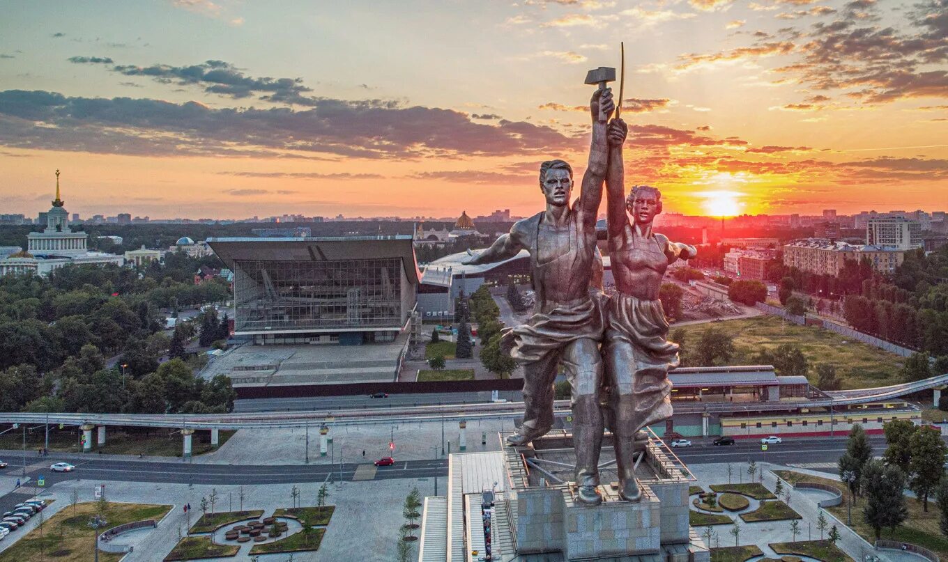 Рабочий и колхозница выставки 2025. Памятник на вднх рабочий и колхозница. вднх в москве памятник рабочему и колхознице. памятник мухиной в москве рабочий и колхозница. мухина колхозник и колхозница.