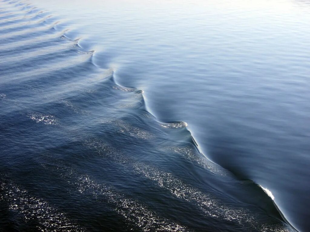 Речная волна. Речка с волнами. Стоячая волна в море. Квадратные волны в море. Волна на рида