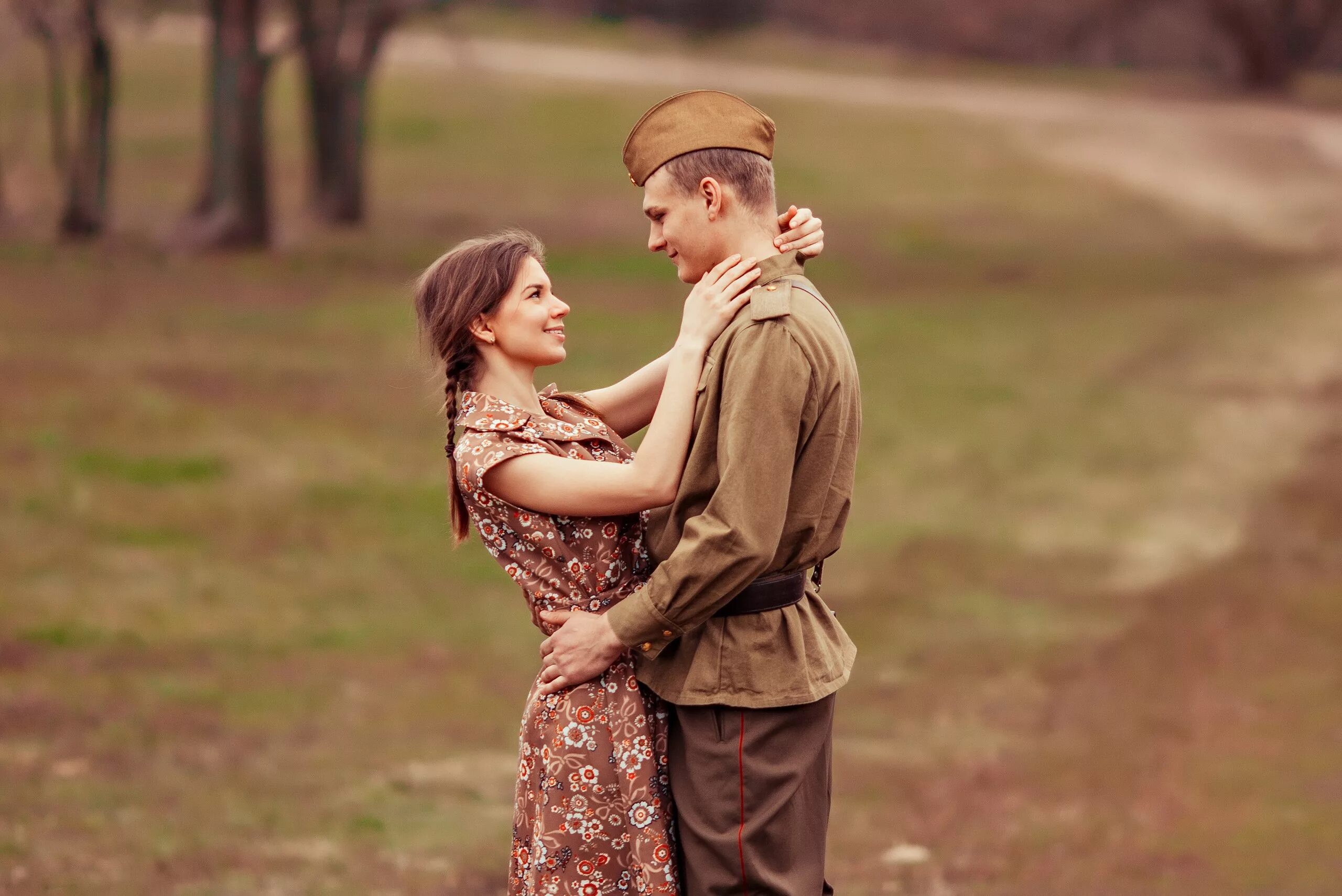 Встреча солдата. Фотосессия в стиле военных лет. Девушка солдат. Мужчина и женщина в военной форме.