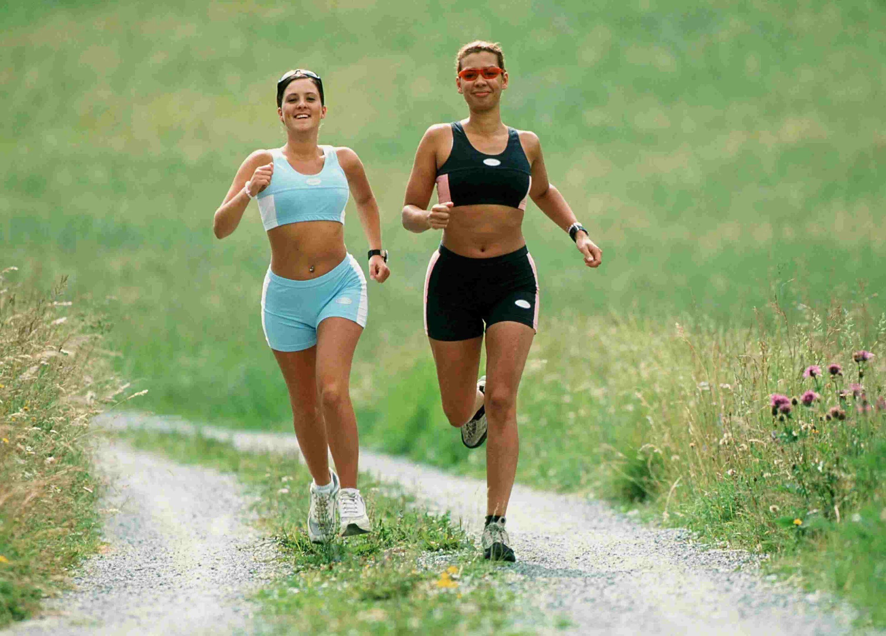 Пробежка утром или вечером. Лучшее время для пробежки. Женщины бегают с блинами. Бег в наушниках. Бег эффективен для похудения