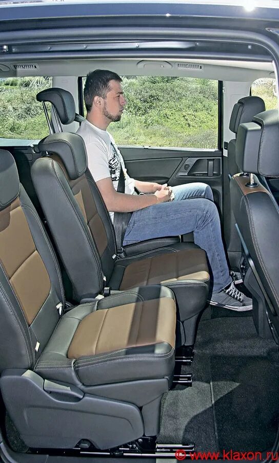 Женщина на заднем сидении. Volkswagen touran салон 3 ряд сидений. Кресла для детей в машину по возрасту. Салон mercedes maybach w222. Автомобиль для заднего пассажира.
