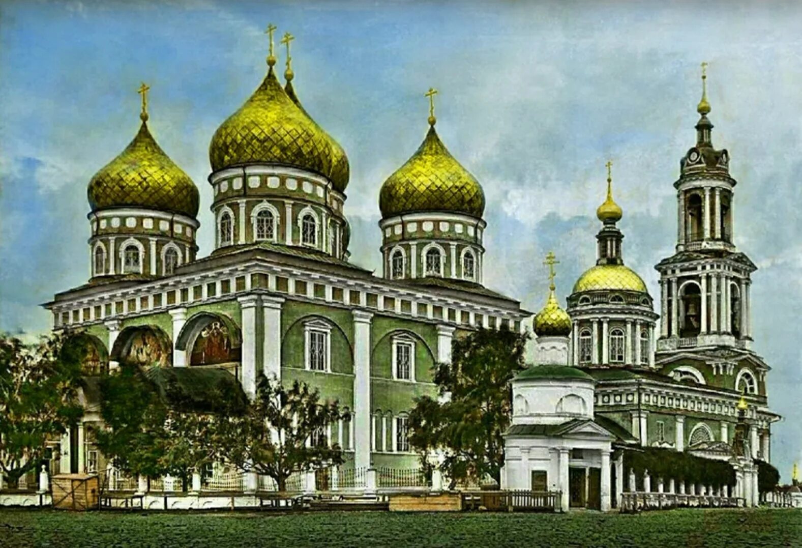 На месте храм находится в. Троицкий собор кимры. разрушенный собор кимры. покровский собор города кимры. кимры храмы покровский.