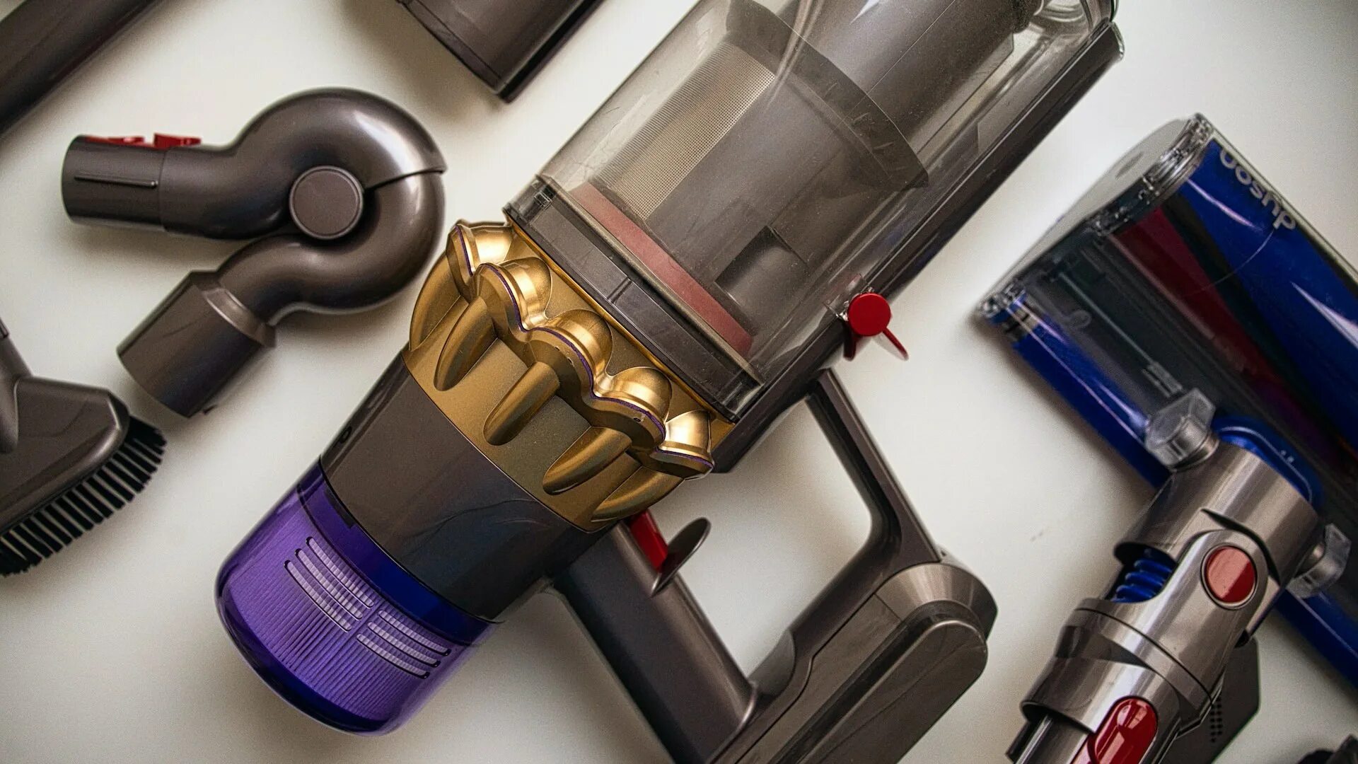 Дайсон для волос беспроводной. Пылесос Dyson v11. Пылесос Dyson v11 absolute. Беспроводной пылесос Dyson v11. Dyson v11 absolute Extra.